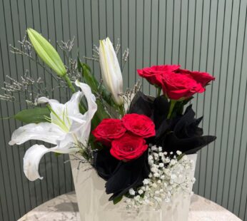 1 white lili + 6 read rose + pepar box